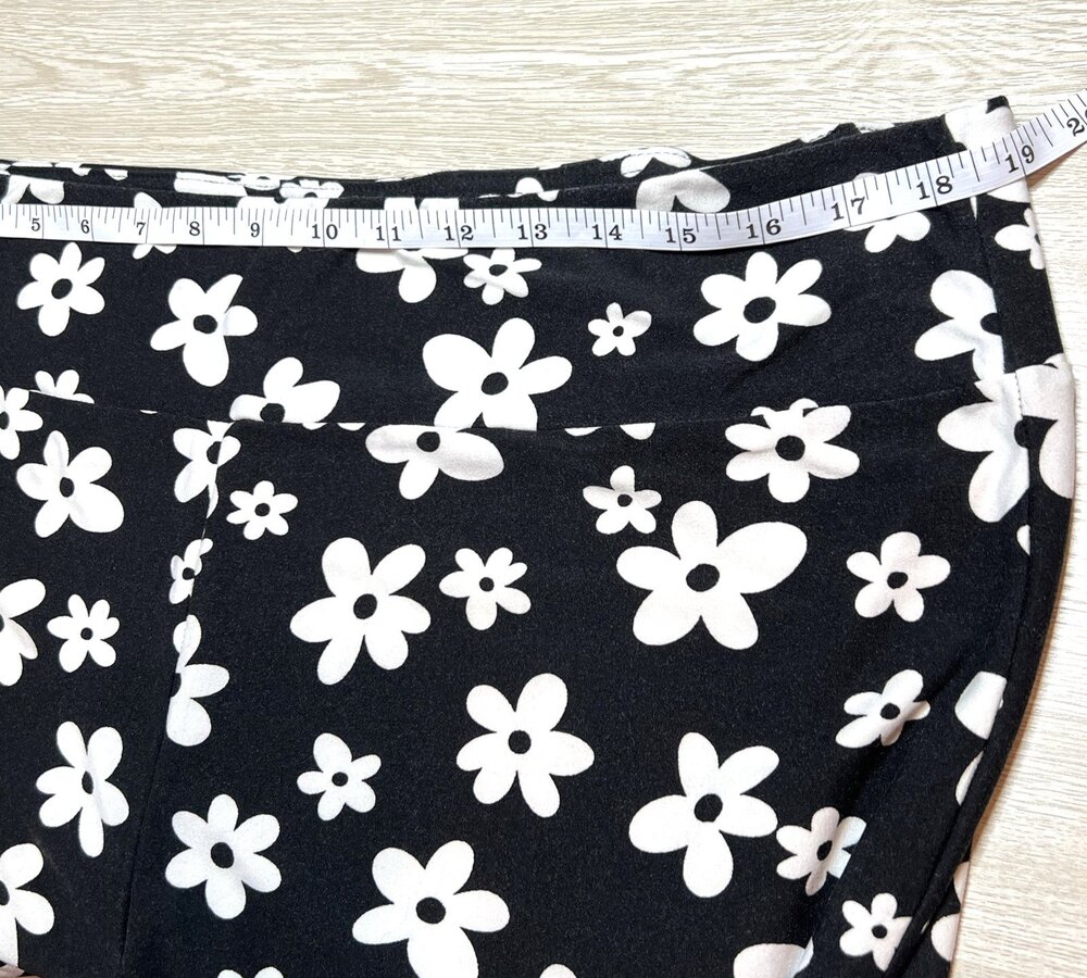 No Boundaries - Flare Leg Stretch Pants Women's XXXL(21) B/W Daisy Flower - Picture 6 of 9
